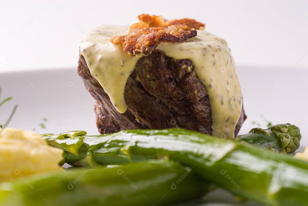 Prato brasileiro servido em restaurante moderno