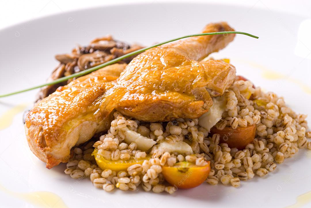 Prato brasileiro servido em restaurante moderno