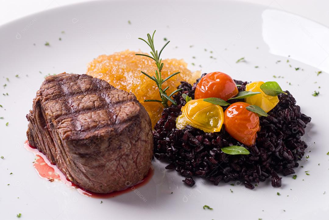 Prato brasileiro servido em restaurante moderno