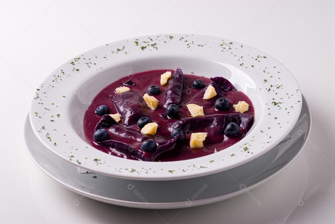 Prato brasileiro servido em prato branco