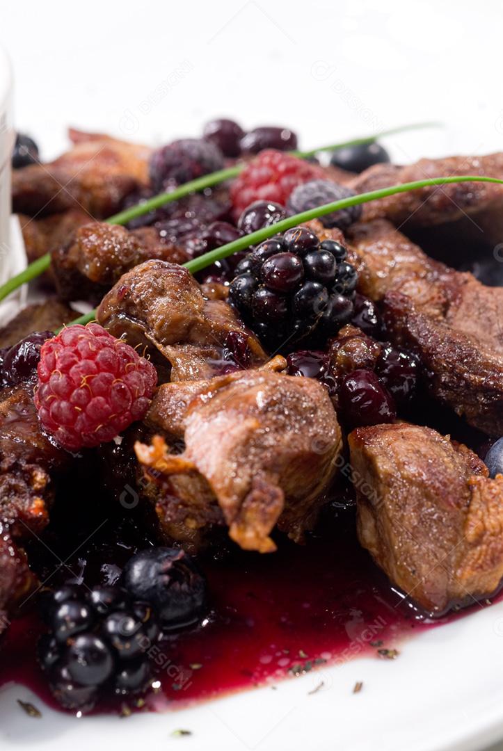 Caçarola de rabanada mista de frutas vermelhas