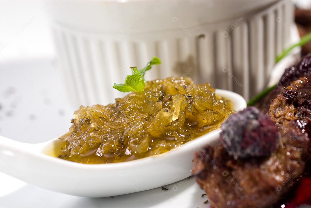 Prato brasileiro servido em restaurante moderno