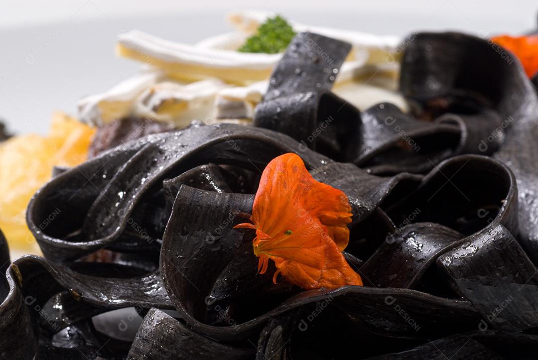 Prato brasileiro servido em prato branco