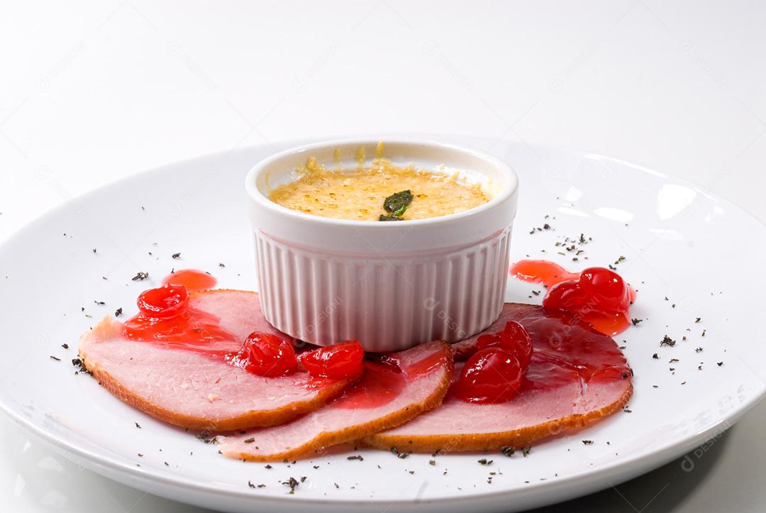 Prato brasileiro servido em prato branco