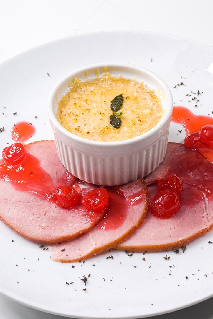 Prato brasileiro servido em prato branco