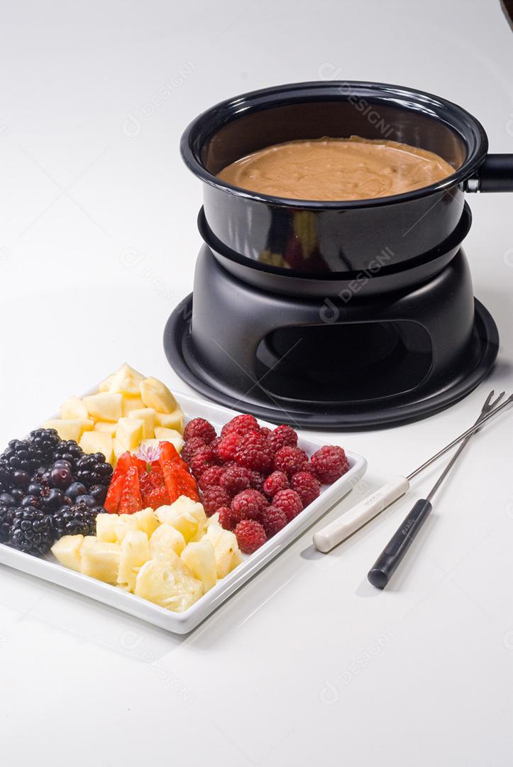 Fondue com petisqueira recheada de frutas vermelhas