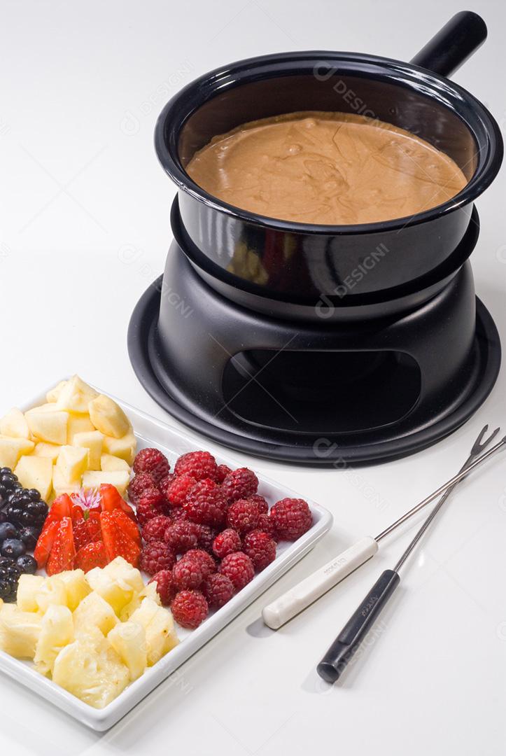 Fondue com petisqueira recheada de frutas vermelhas