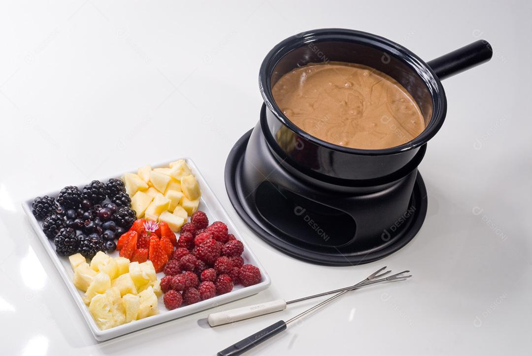 Fondue com petisqueira recheada de frutas vermelhas