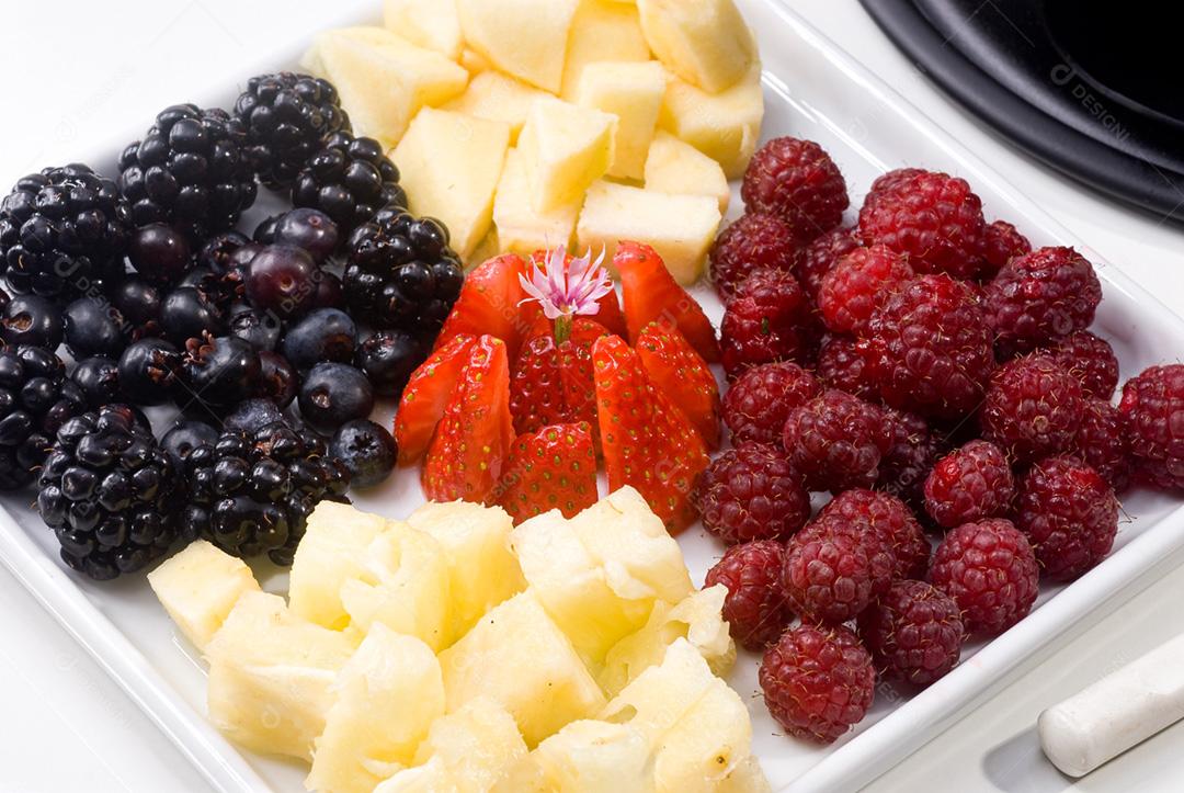 Frutas vermelhas em prato branco