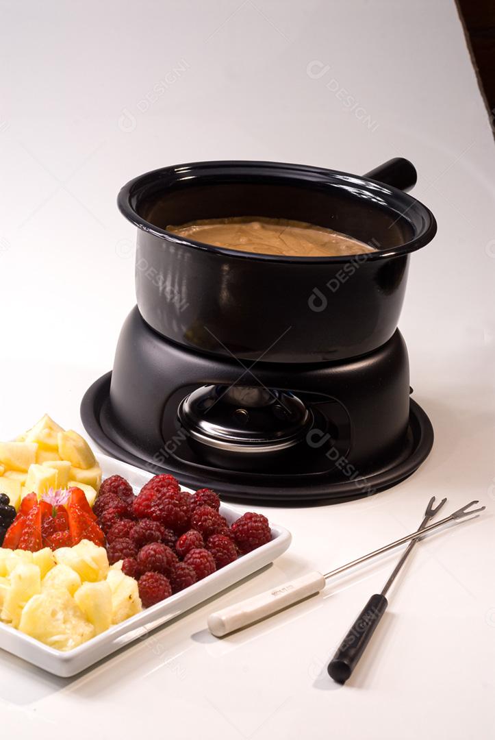 Fondue com petisqueira recheada de frutas vermelhas