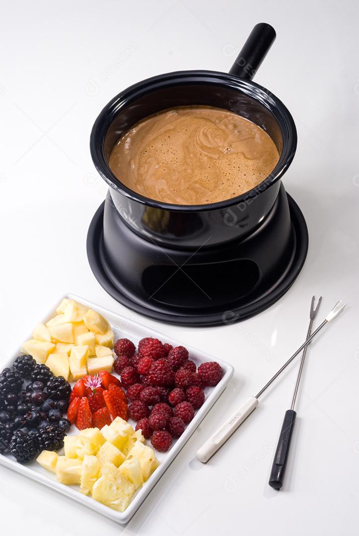 Fondue com petisqueira recheada de frutas vermelhas