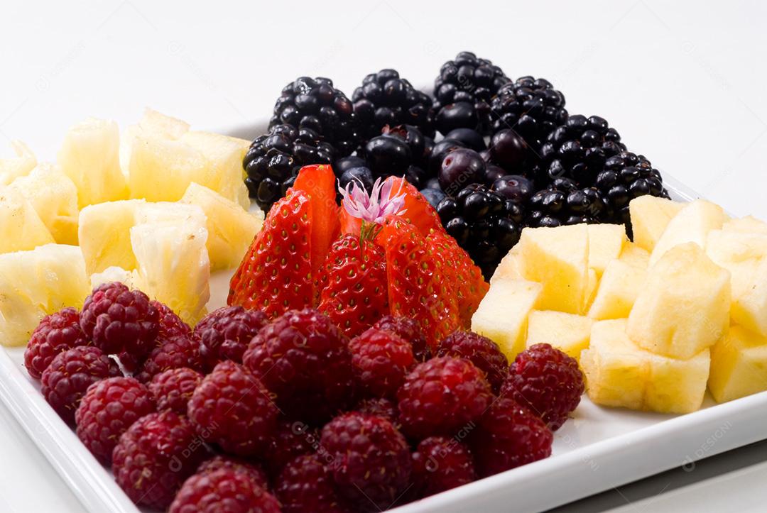 Frutas vermelhas em prato branco