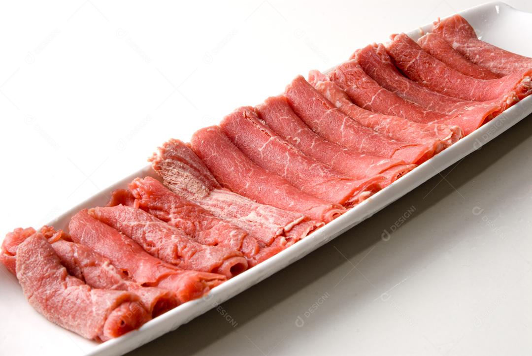 Carne bovina em formas de rolinhos