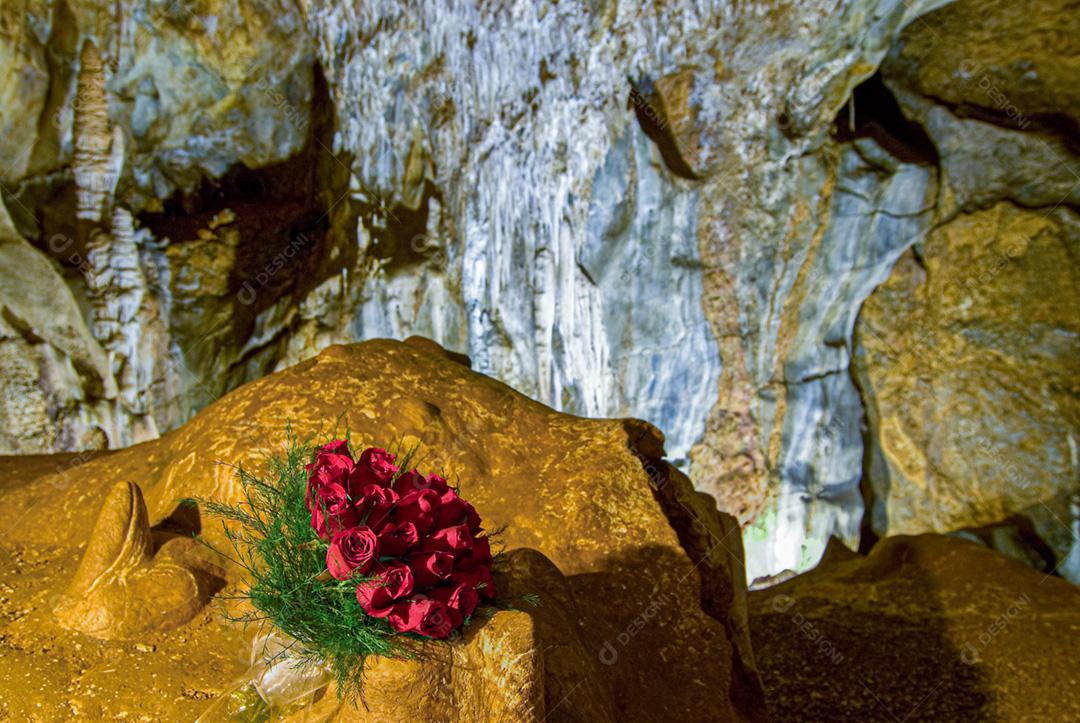 Caverna com lagoa, buque de flores