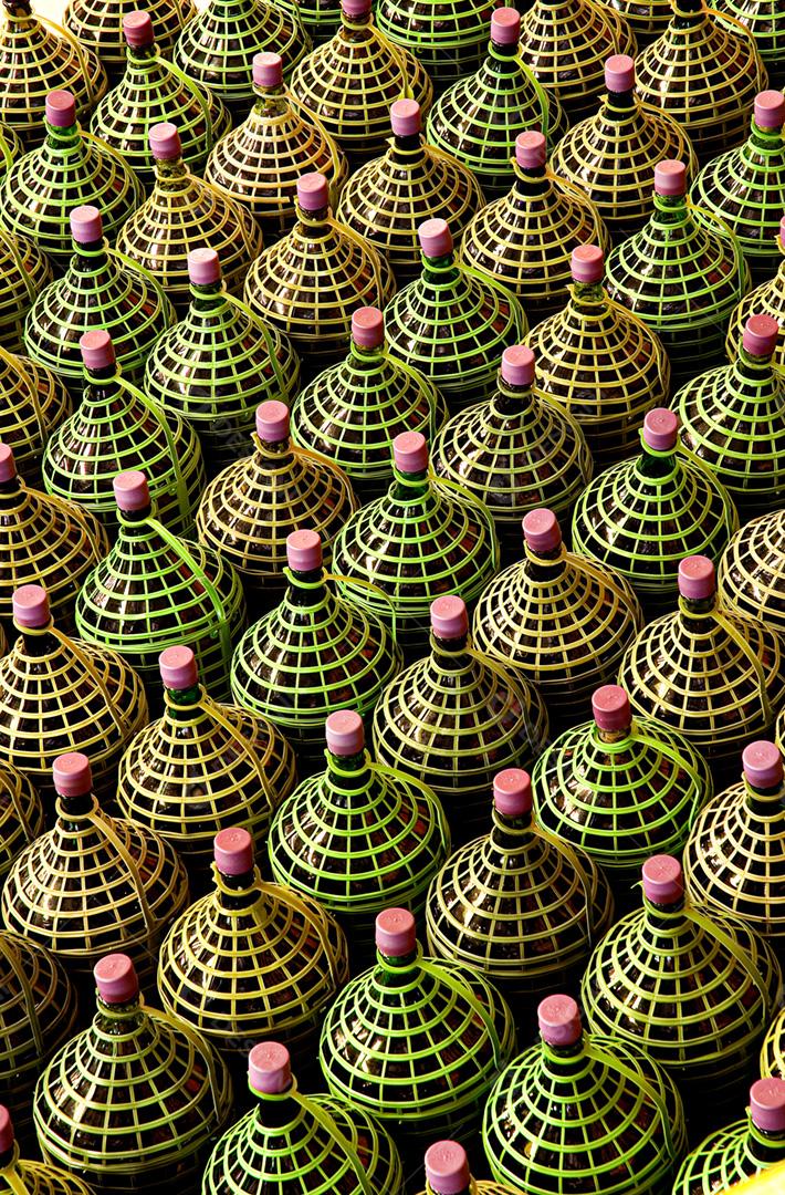 Vinhos em garrafas grandes prontos para venda