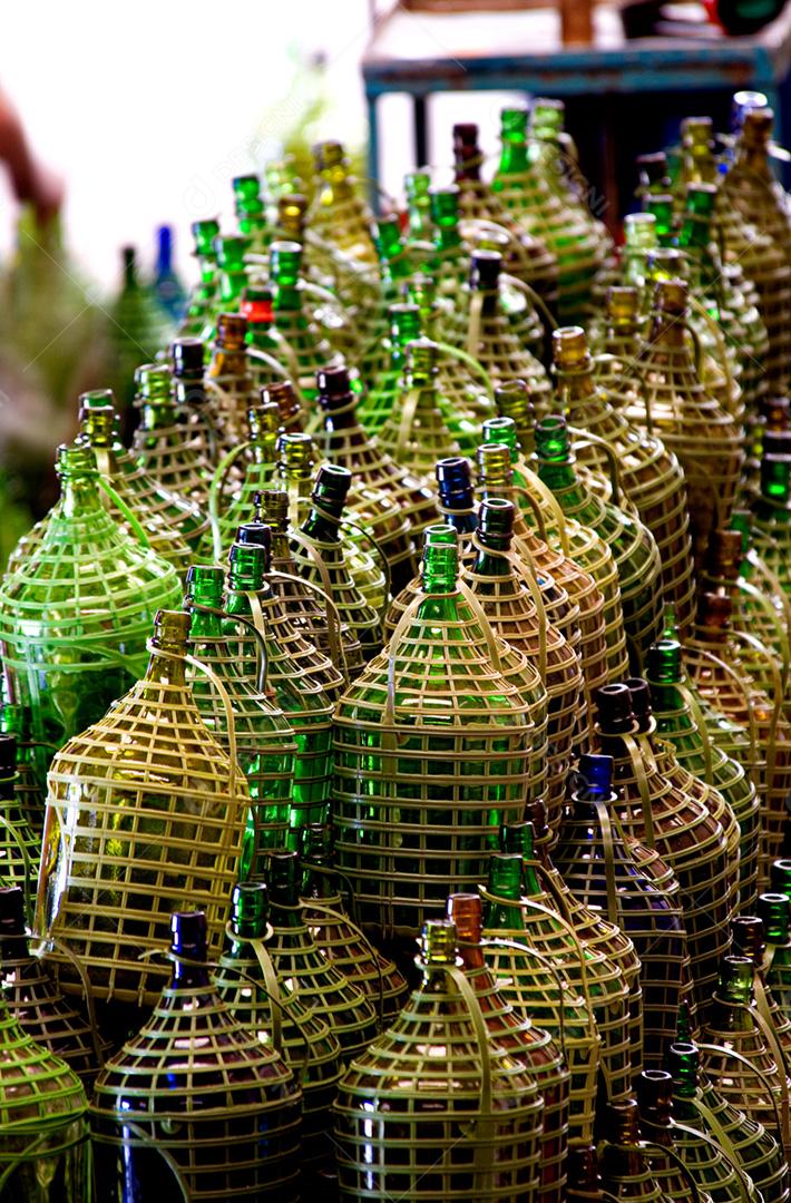 Vinhos em garrafas grandes prontos para venda