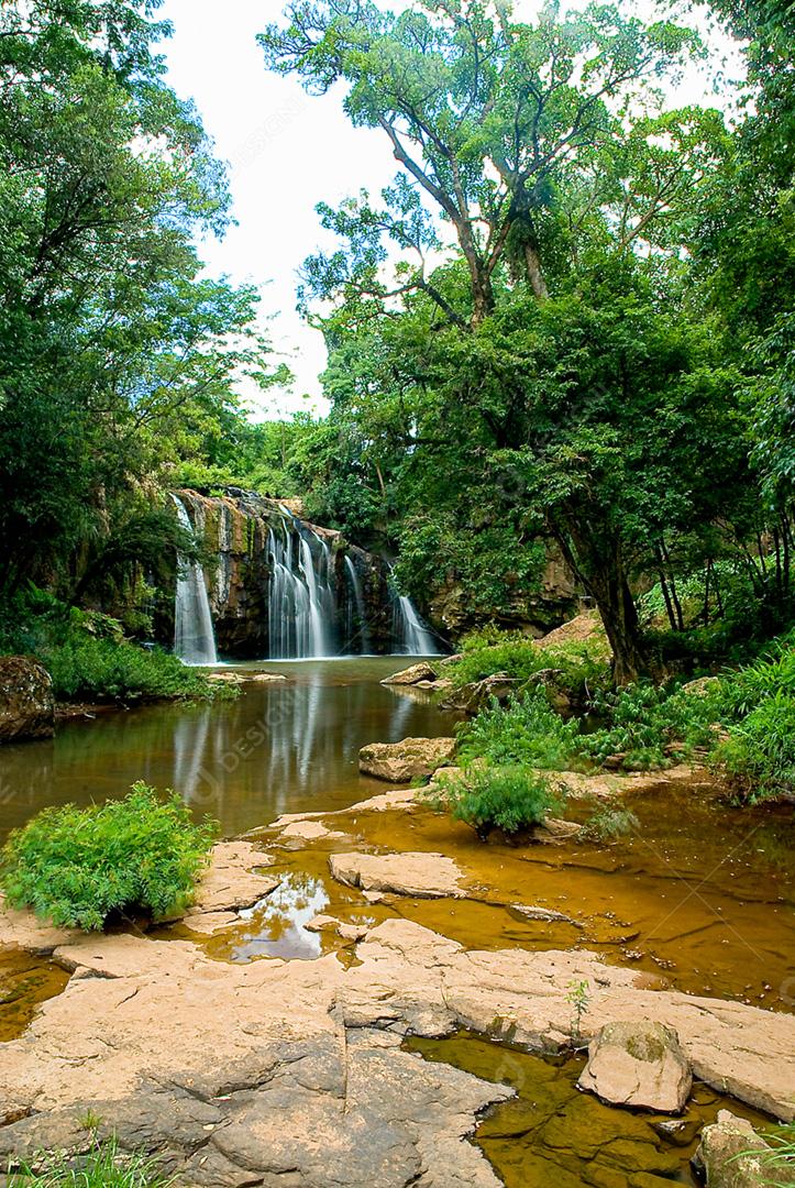 Cachoeira e rio fluindo no Brasil.