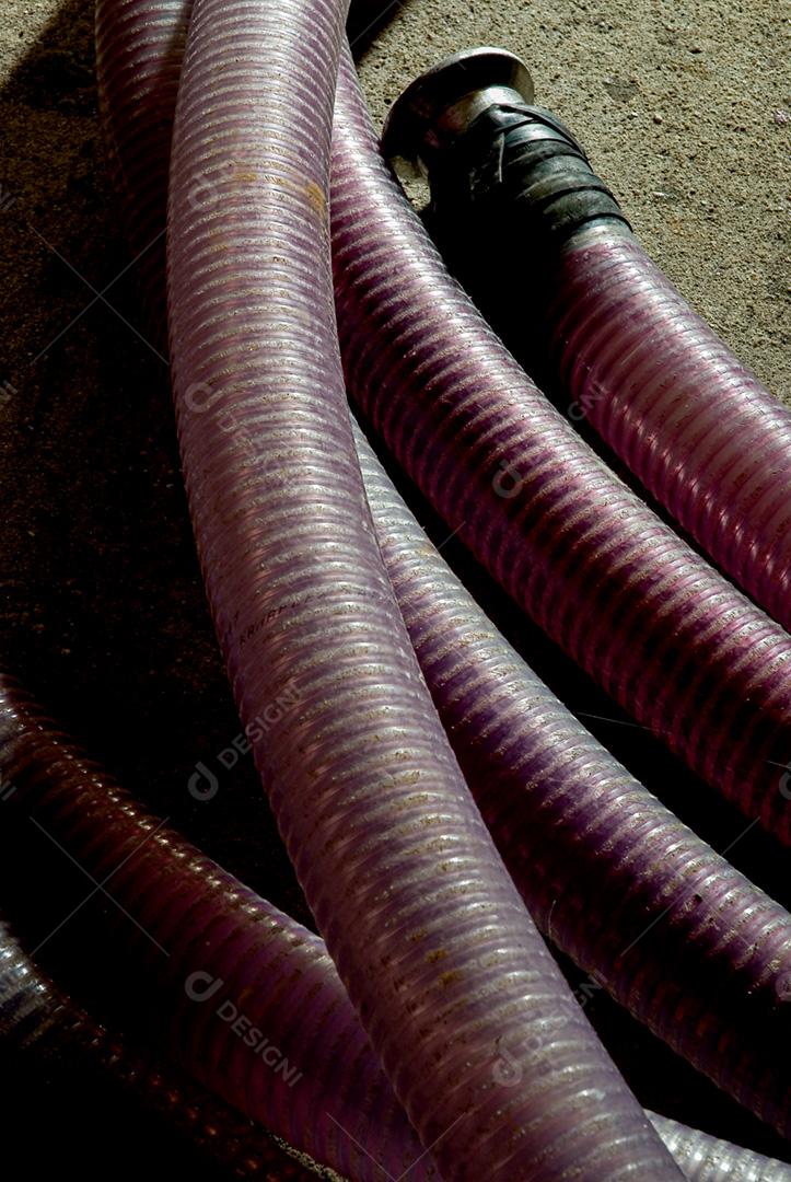 Mangueira usada para retirada do vinho de barris