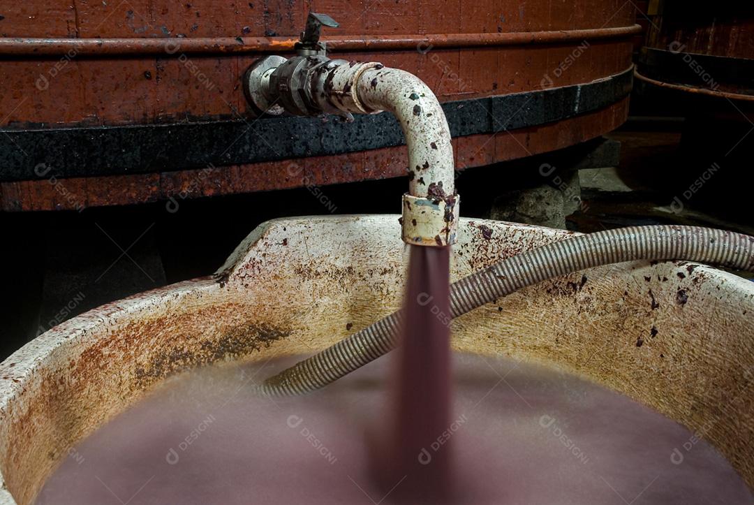 Torneira aberta com sainda de vinho