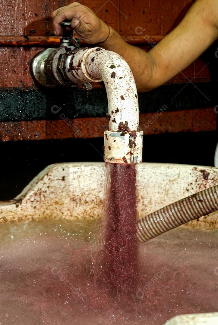 Torneira aberta com sainda de vinho