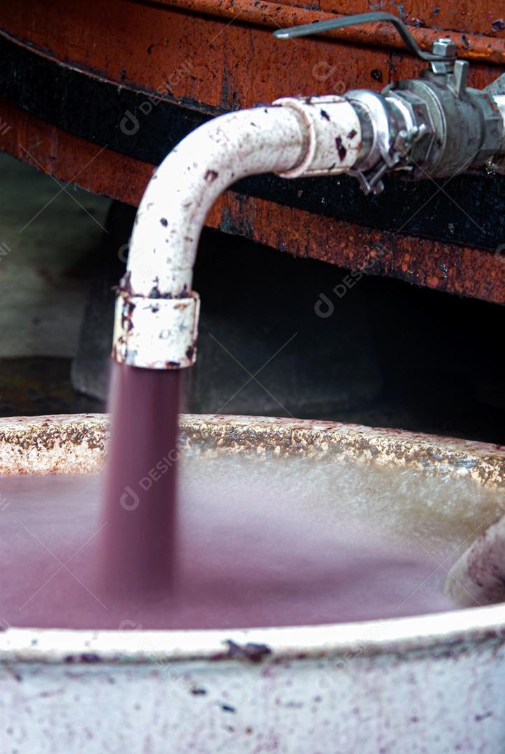 Torneira aberta com sainda de vinho