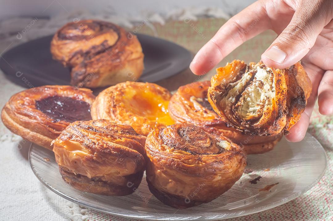Fazendo rolos de canela a partir do zero. Doces e deliciosos doces conhecidos como pães da manhã..