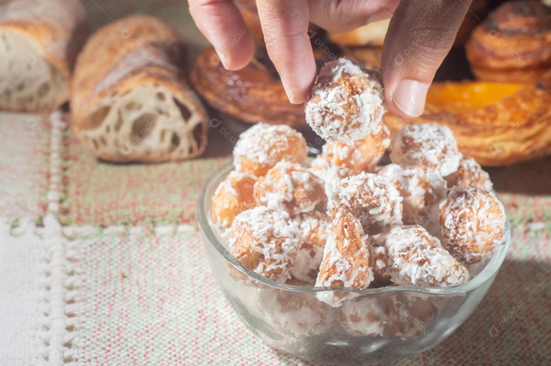 Tradicional confeitaria brasileira tipo doce chamada Carolina açucarada uma adaptação