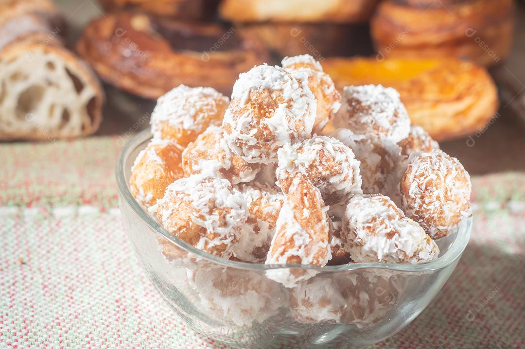 Tradicional confeitaria brasileira tipo doce chamada Carolina açucarada uma adaptação