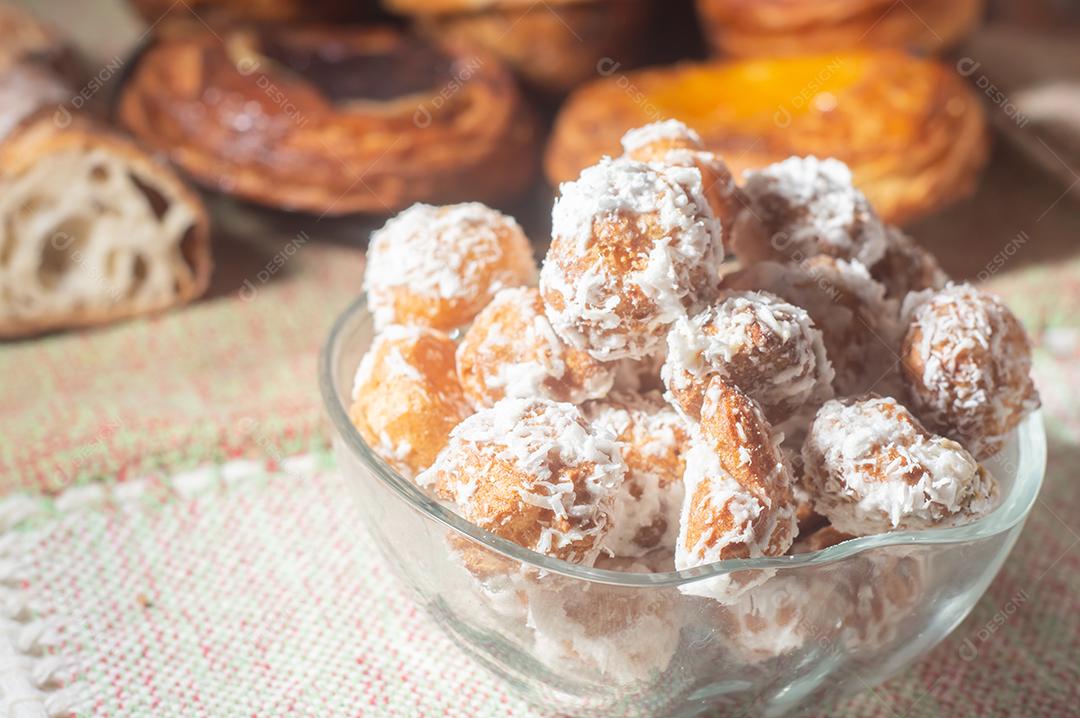 Tradicional confeitaria brasileira tipo doce chamada Carolina açucarada uma adaptação