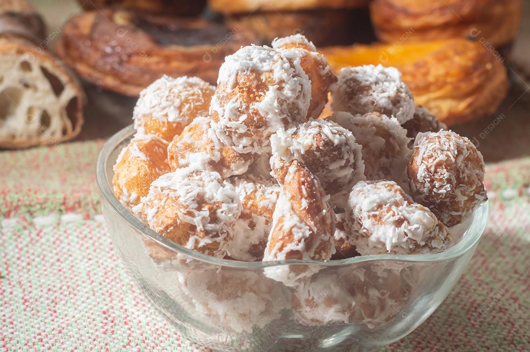 Tradicional confeitaria brasileira tipo doce chamada Carolina açucarada uma adaptação