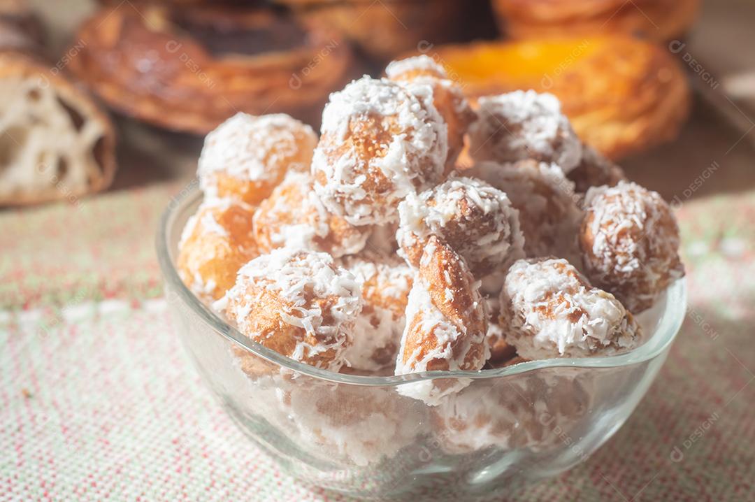 Tradicional confeitaria brasileira tipo doce chamada Carolina açucarada uma adaptação