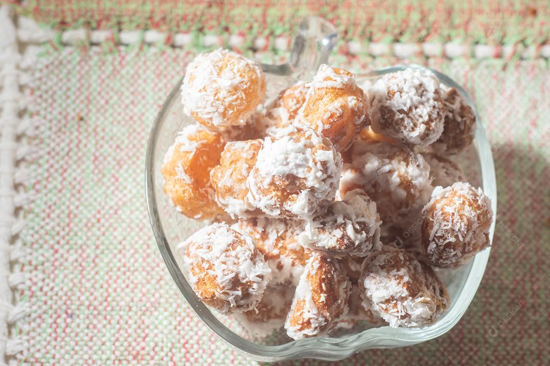 Tradicional confeitaria brasileira tipo doce chamada Carolina açucarada uma adaptação