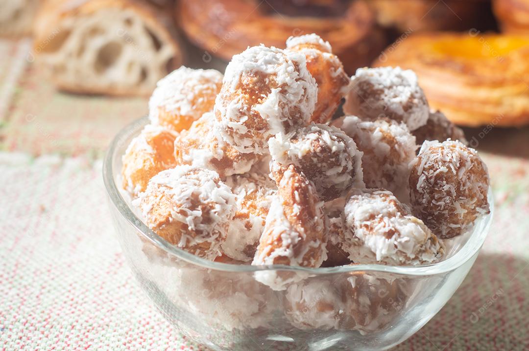 Tradicional confeitaria brasileira tipo doce chamada Carolina açucarada uma adaptação