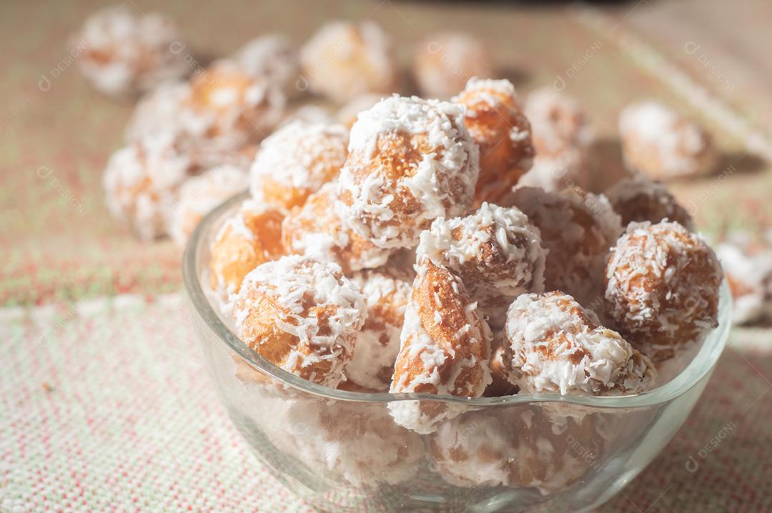 Tradicional confeitaria brasileira tipo doce chamada Carolina açucarada uma adaptação