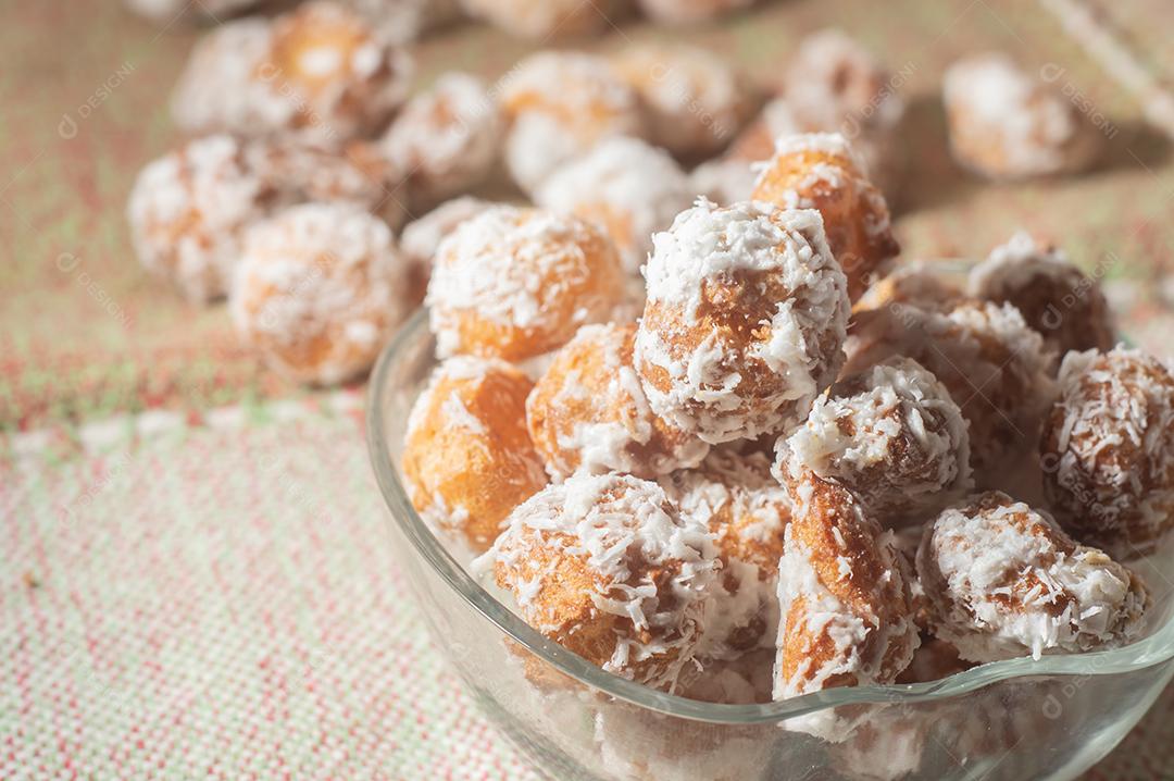 Tradicional confeitaria brasileira tipo doce chamada Carolina açucarada uma adaptação