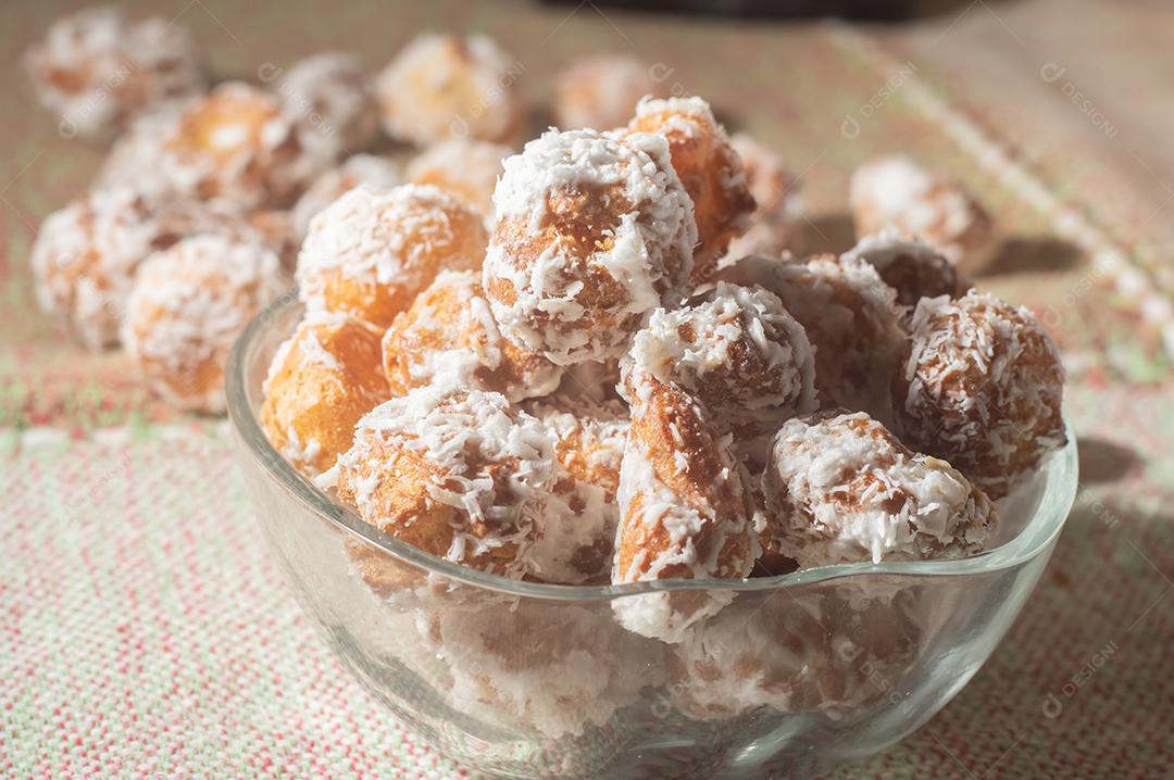 Tradicional confeitaria brasileira tipo doce chamada Carolina açucarada uma adaptação