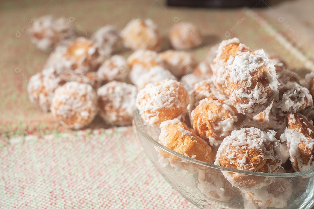 Tradicional confeitaria brasileira tipo doce chamada Carolina açucarada uma adaptação