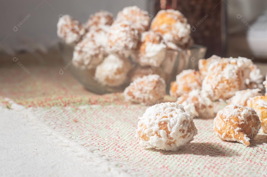 Tradicional confeitaria brasileira tipo doce chamada Carolina açucarada uma adaptação