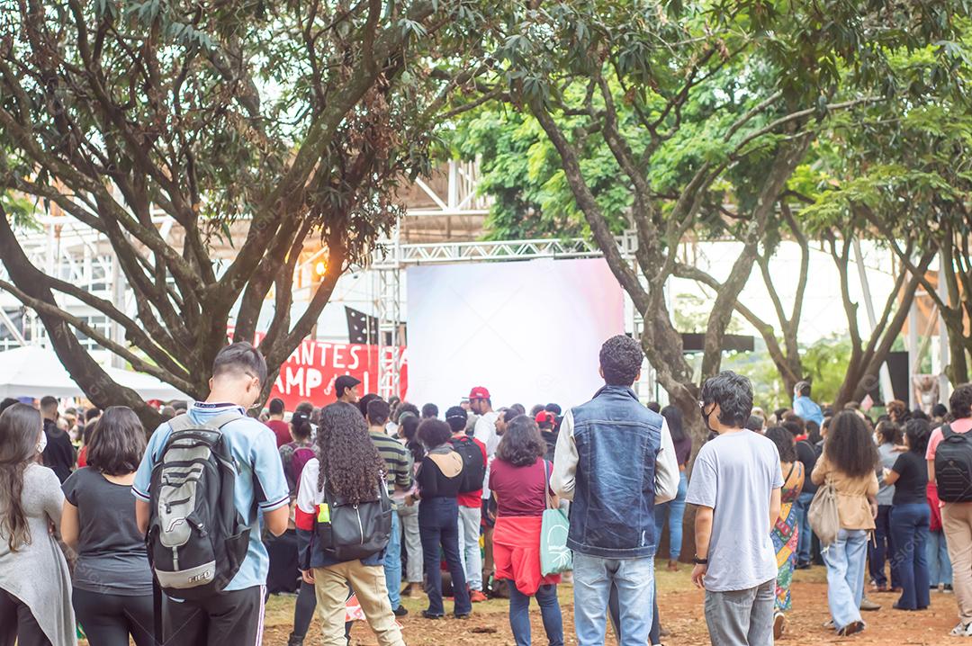 Estudantes da unicamp esperando a chegada do candidato presidencial do Brasil, PT, jovens reunidos