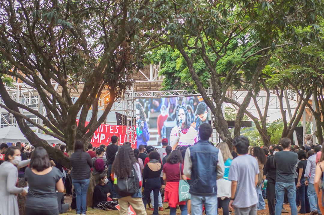 Estudantes da unicamp esperando a chegada do candidato presidencial do Brasil, PT, jovens reunidos