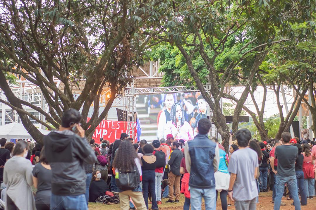 Estudantes da unicamp esperando a chegada do candidato presidencial do Brasil, PT, jovens reunidos