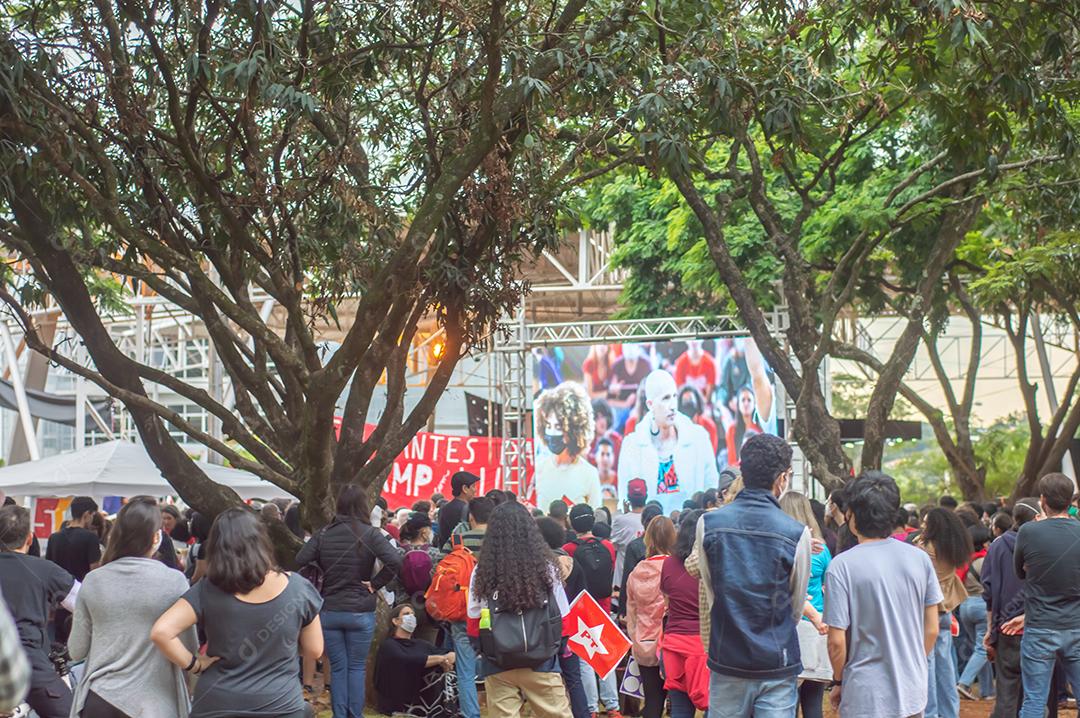 Estudantes da unicamp esperando a chegada do candidato presidencial do Brasil, PT, jovens reunidos