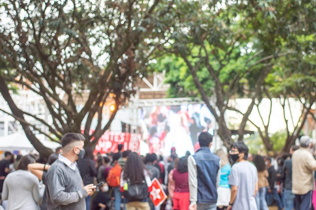 Estudantes da unicamp esperando a chegada do candidato presidencial do Brasil, PT, jovens reunidos