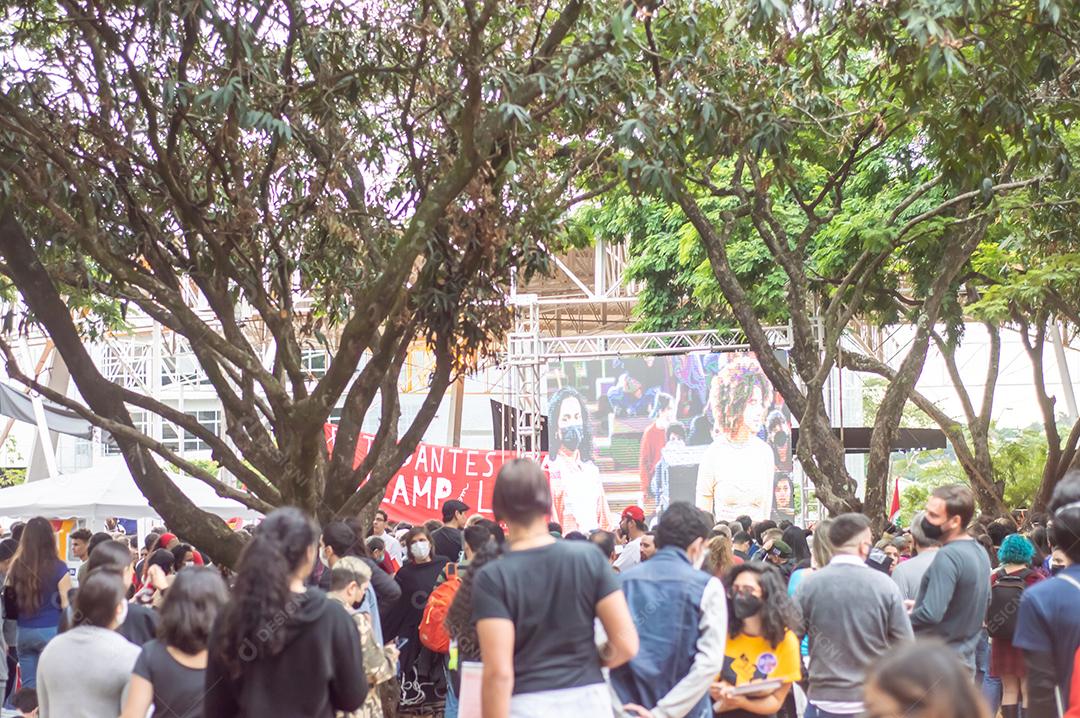 Estudantes da unicamp esperando a chegada do candidato presidencial do Brasil, PT, jovens reunidos