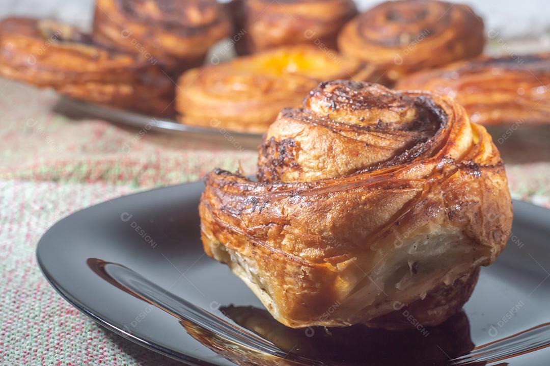 Fazendo rolos de canela a partir do zero. Doces e deliciosos doces conhecidos como pães da manhã..