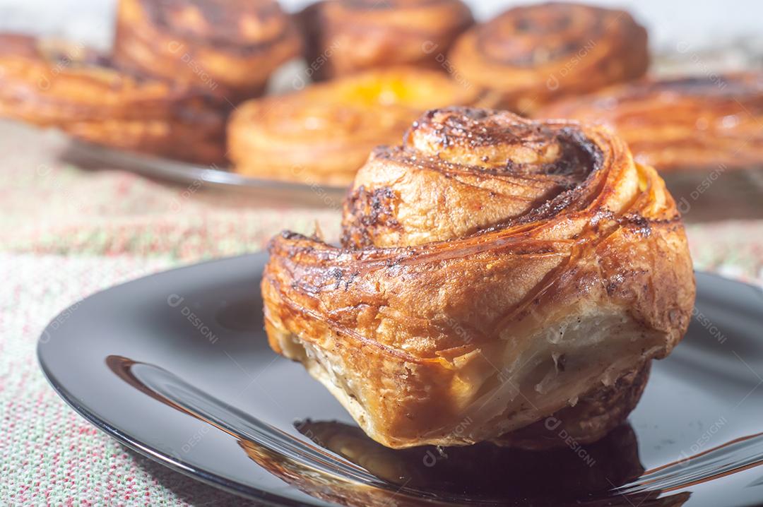 Fazendo rolos de canela a partir do zero. Doces e deliciosos doces conhecidos como pães da manhã..