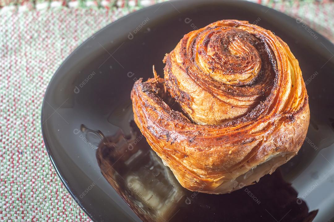 Fazendo rolos de canela a partir do zero. Doces e deliciosos doces conhecidos como pães da manhã..