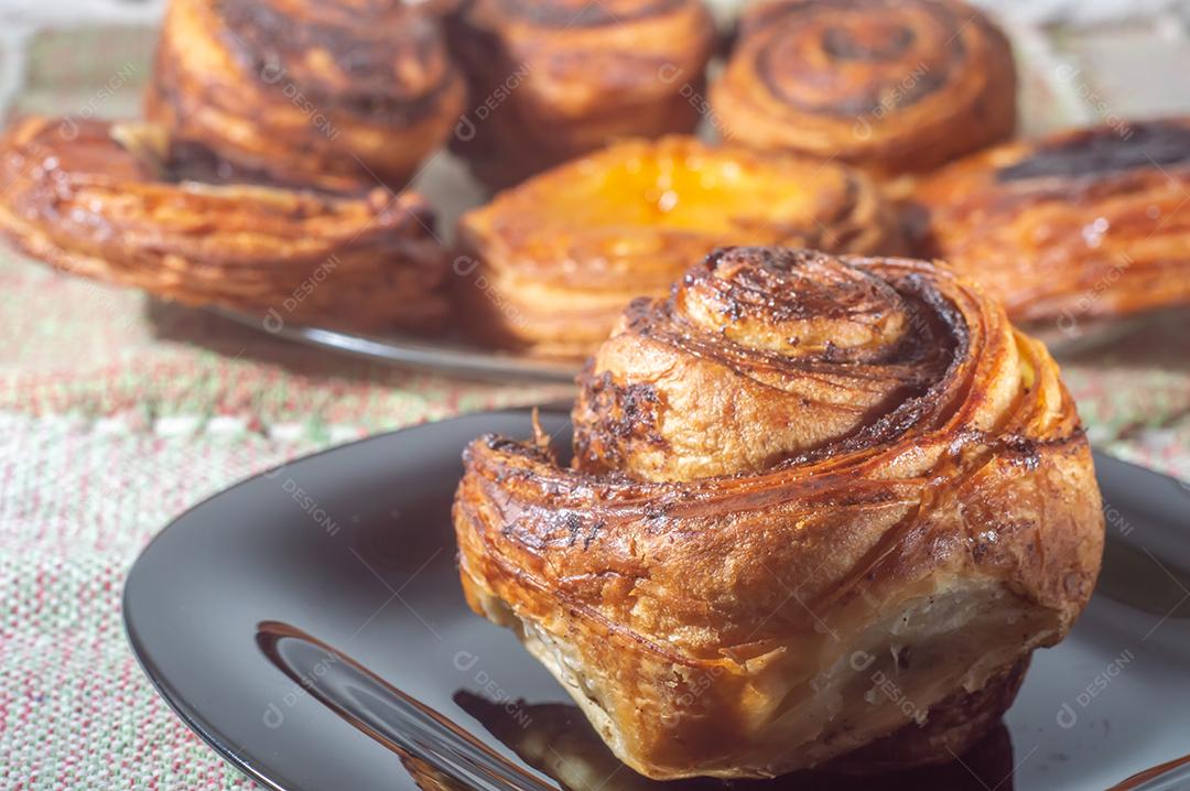 Fazendo rolos de canela a partir do zero. Doces e deliciosos doces conhecidos como pães da manhã..
