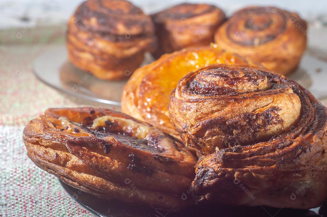 Fazendo rolos de canela a partir do zero. Doces e deliciosos doces conhecidos como pães da manhã..