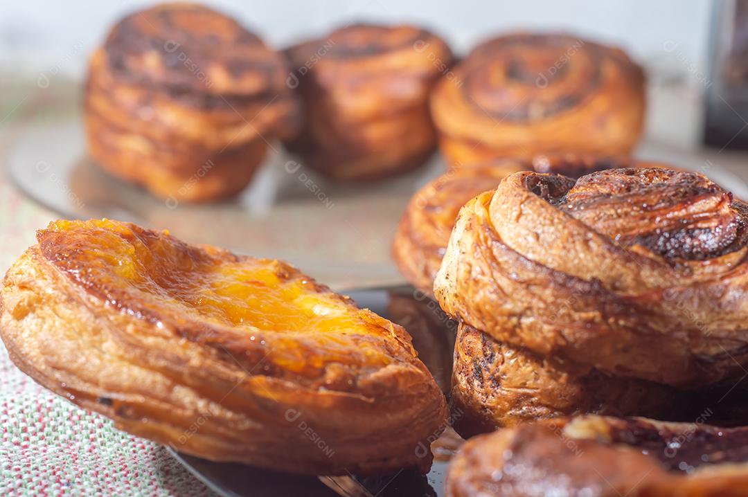 Fazendo rolos de canela a partir do zero. Doces e deliciosos doces conhecidos como pães da manhã..